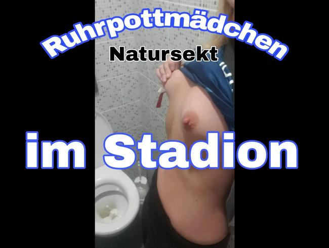 Ruhrpottmädchen Natursekt im Stadion!