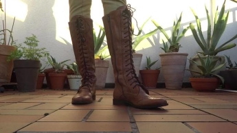 Schnürstiefel auf der Terrasse