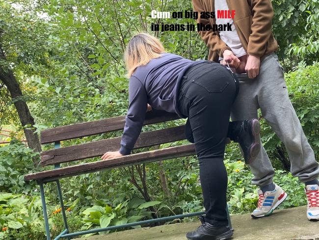 Sperma auf dicken Arsch MILF in Jeans im Park