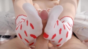 Footjob – Sockjob Video von der heißen Freundin Paula in sehr süßen Socken