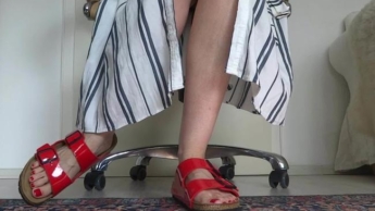 Rote Lack Slippers zum langen Sommerkleid