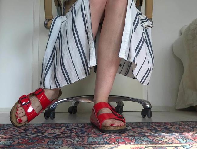 Rote Lack Slippers zum langen Sommerkleid