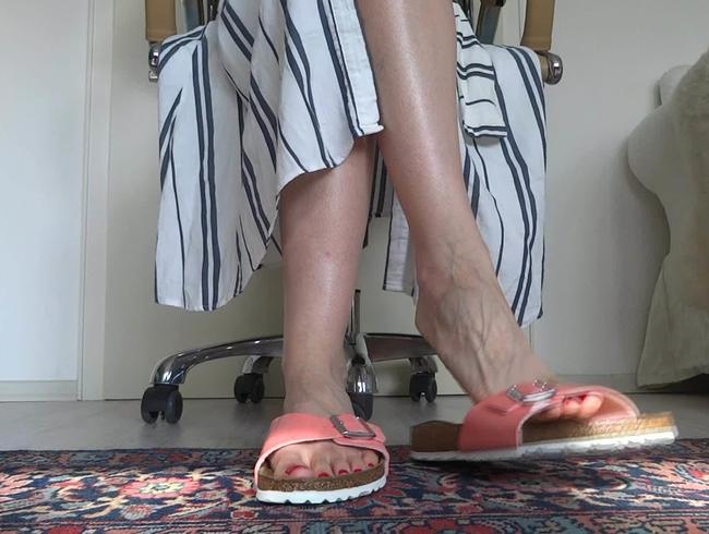 Sexy Füße in apricot Lack Slippers