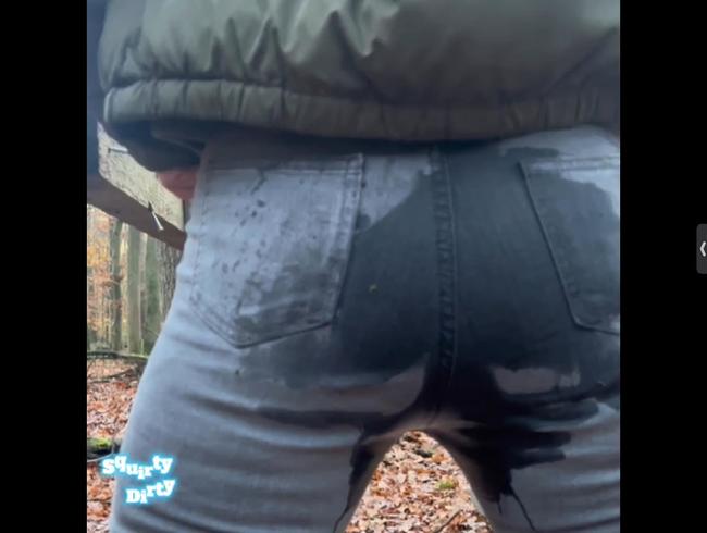 Beim Herbst Spaziergang im Wald geil in meine Jeans gepisst