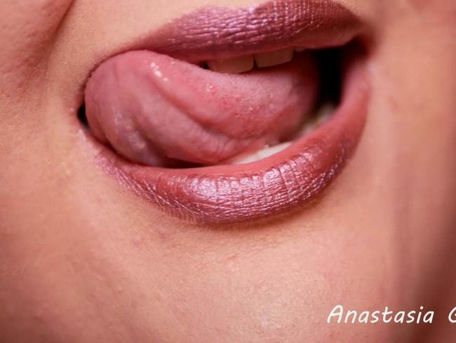 Dunkle Lippen lecken