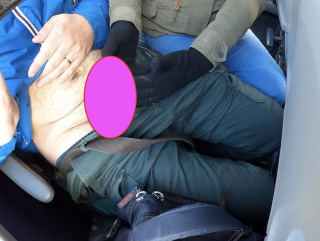 Handjob mit schwarzen Handschuhen in einem öffentlichen Bus