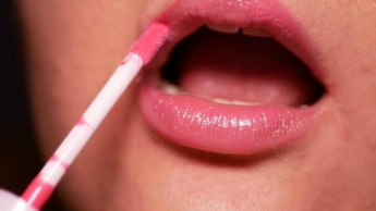 Sinnliche Lippen mit zartem Lipgloss