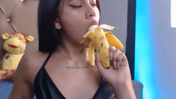 GIRL IN LATEX DRESS CGUPA A BANANA FULL OF MILK!OMGGGG(without sound)