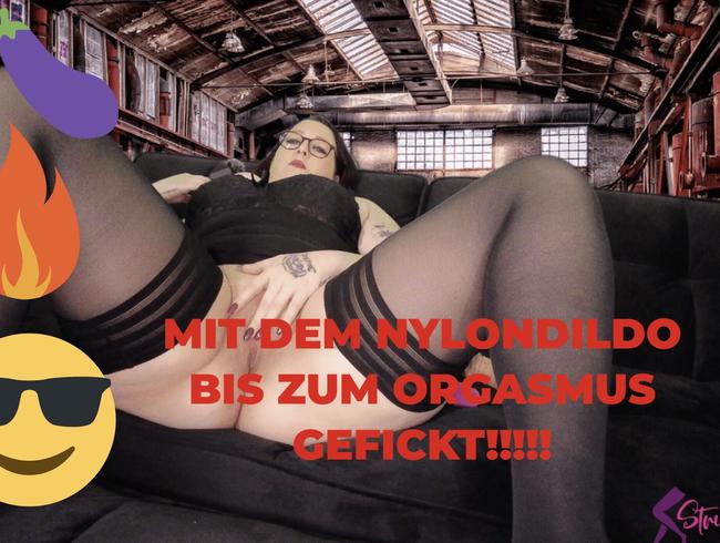 Ich ficke mich mit dem Nylondildo bis zum Orgasmus