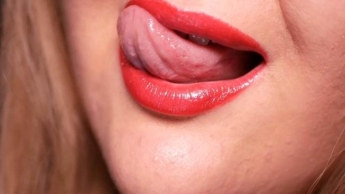 Saftige rote Lippen lecken