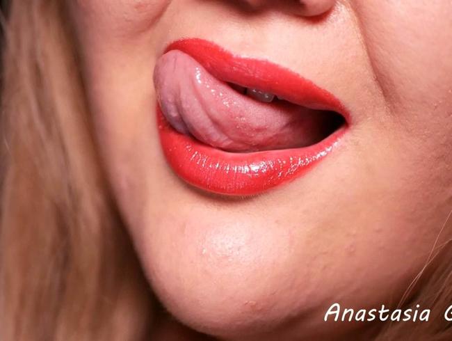 Saftige rote Lippen lecken