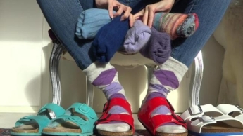 Socken und Slippers Show: Spritze ab auf Socken Füße