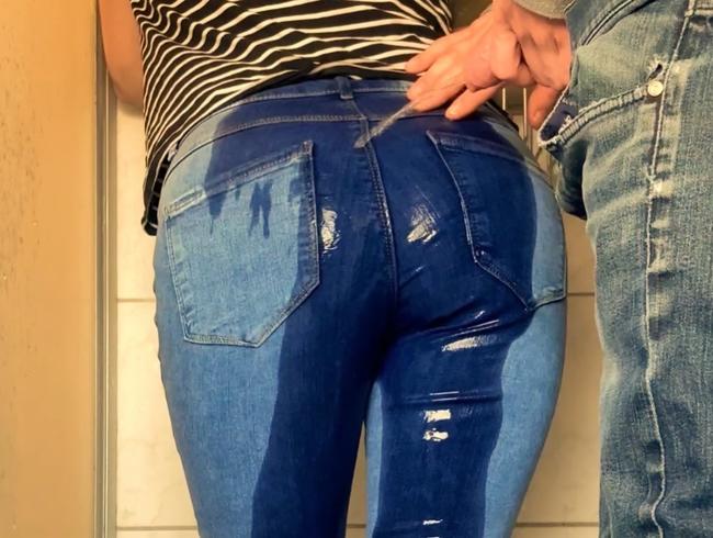 Voll auf den Hintern 1 – Blaue Jeans, schwarze Knöchelsocken – ShortClip (kein Ton)