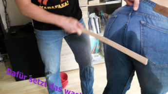 Amelia Punk Pisst Sich Ein – Spanking!