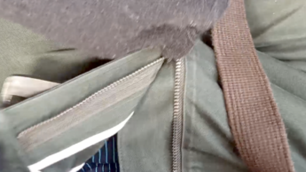 POV Handjob mit schwarzen Handschuhen in einem öffentlichen Bus