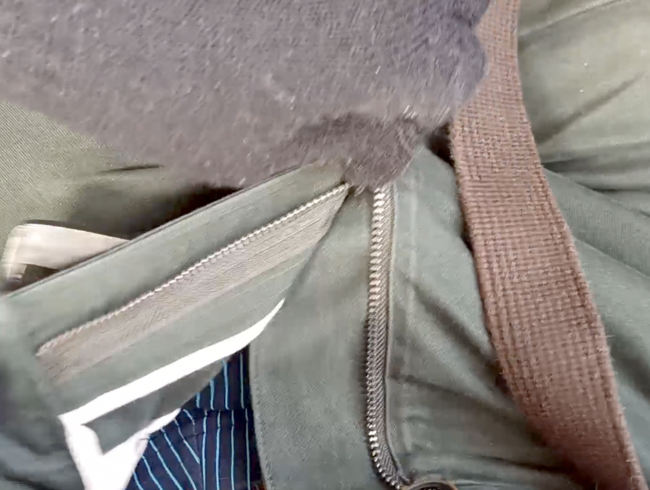 POV Handjob mit schwarzen Handschuhen in einem öffentlichen Bus