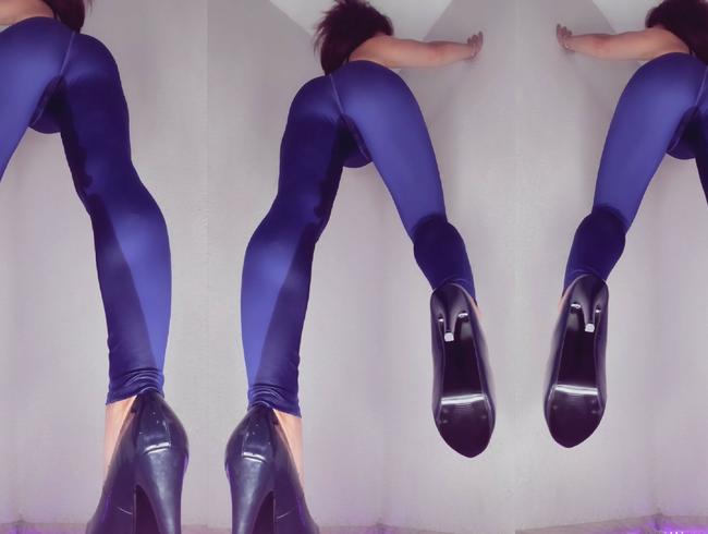 Viel Pisse in sexy Leggins