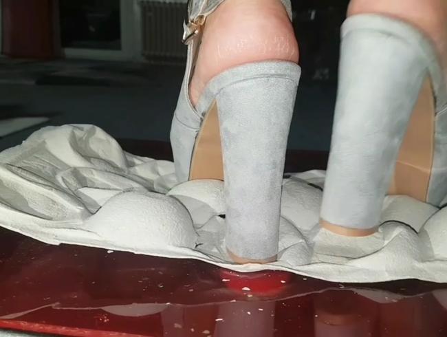 12cm High Heel vs. Karton & Penis