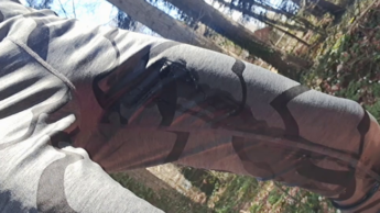 Schlampenfieber TS Cheryl pisst bei ihrem Trainingslauf im Wald in ihre Leggins