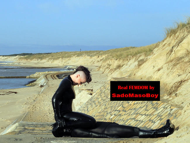 Lady Valeska – Fetisch Teasing am Strand