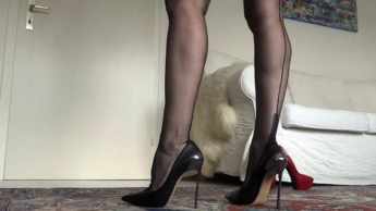 Perfekte lange Beine und extrem geile Stiletto Metallabsätze Heels