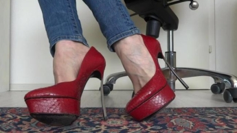 Rote Plateau Designer High Heels mit extremen Metallabsätzen in Nahaufnahmen