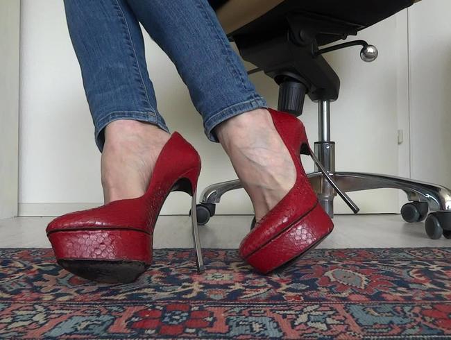 Rote Plateau Designer High Heels mit extremen Metallabsätzen in Nahaufnahmen