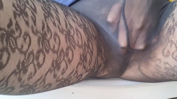 In Nylons masturbiert, sexy Strumpfhose – Haarige Muschi schön gefingert