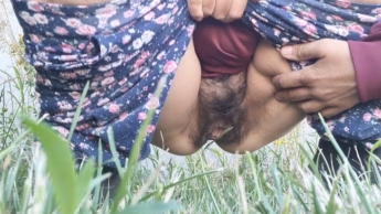 Kleine behaarte Pisserin pinkelt outdoor an eine Mauer  #hairy #piss