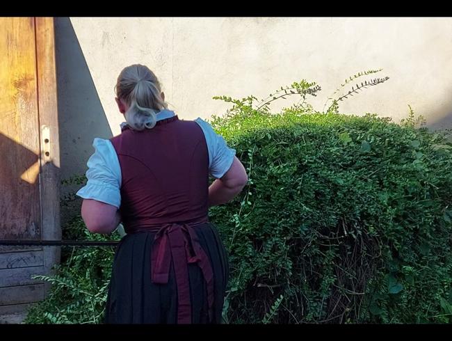 Wunsch Video mit Dirndl Hecke schneiden!!