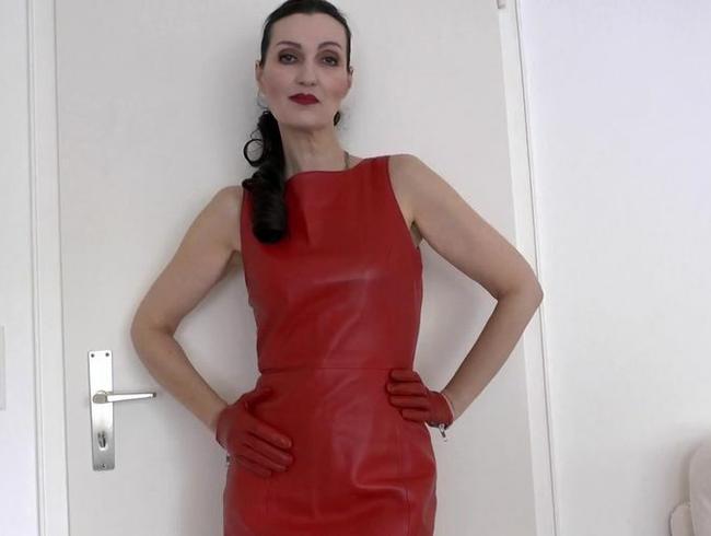 Rotes Lederkleid und rote Handschuhe Joi