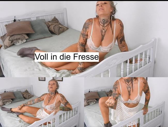 Voll in die Fresse