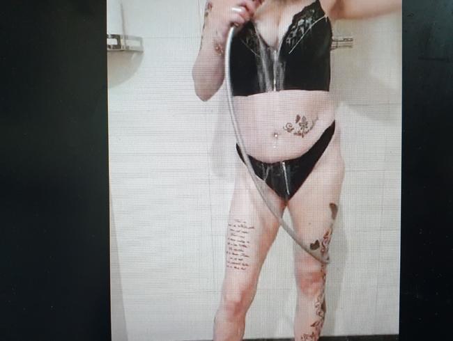 In Wetlook Dessous und Schläppchen geduscht