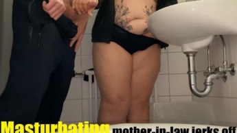 Die masturbierende Schwiegermutter wichst dem Schwiegersohn auf der öffentlichen Toilette des Einkaufszentrums einen runter