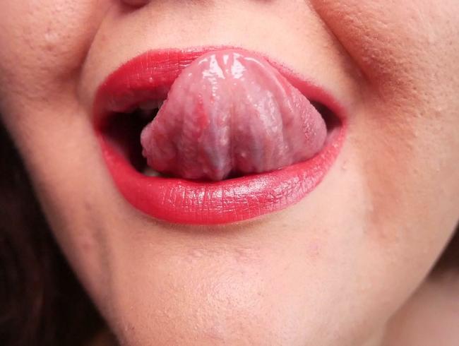 Liebevoll über die Lippen lecken – (kein Reden)