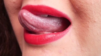 Mit Zärtlichkeit über die Lippen lecken – (kein Reden)