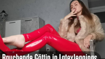 Rauchende Göttin in Latexleggings