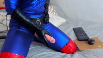 Strapon, blauer Catsuit, rote Stiefel und schwarze Handschuhe!