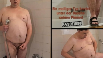 Ein molliger Typ knetet unter der Dusche seinen Pimmel