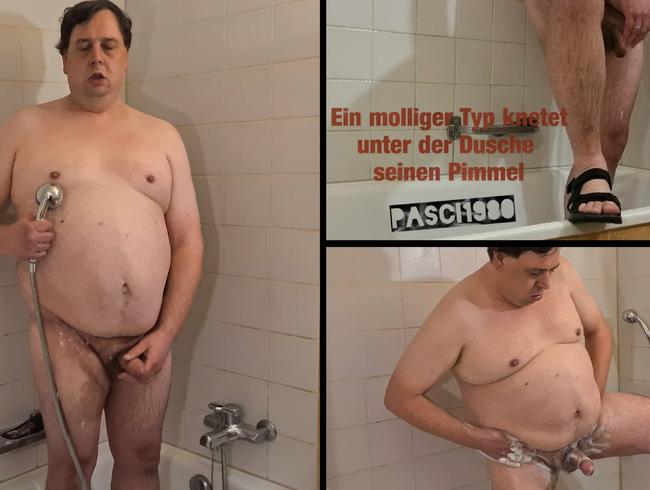 Ein molliger Typ knetet unter der Dusche seinen Pimmel