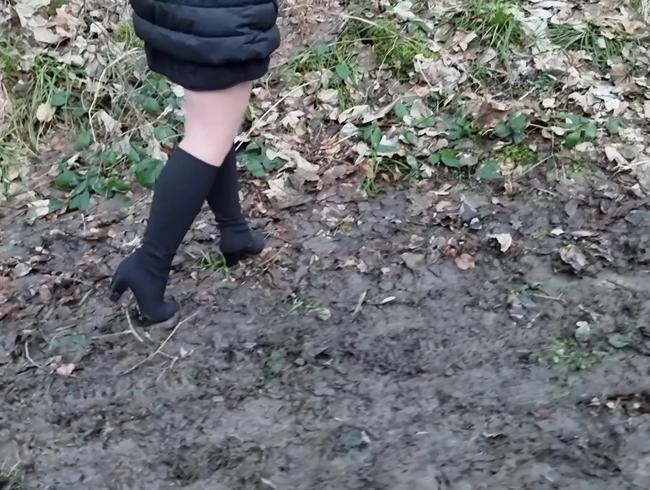 Mit Stiefeln durch den Dreck im Wald