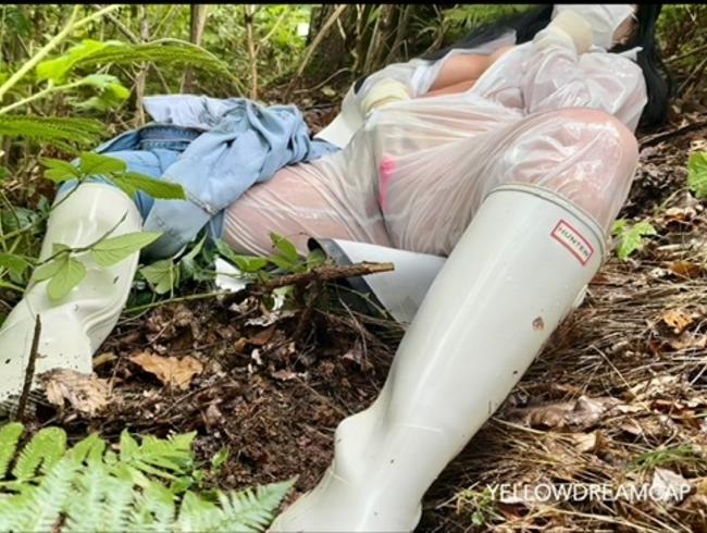 Waldspaziergang in  wetterfester Schutzkleidung mit Orgasmus.