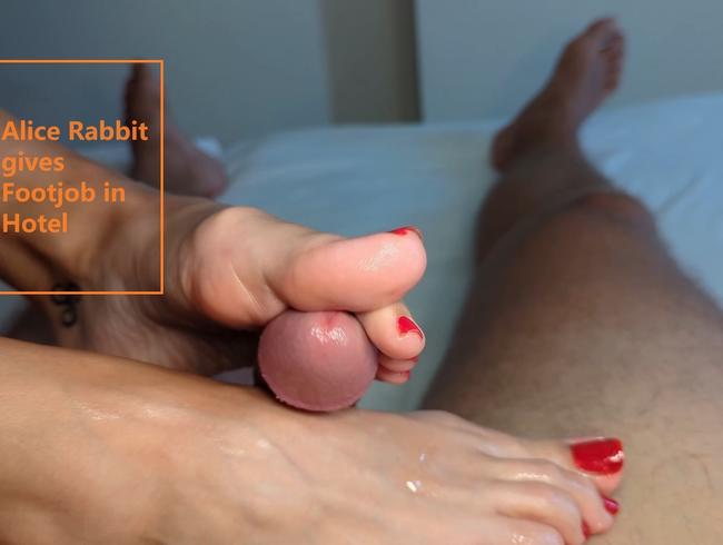 Alice Rabbit gibt einen geilen Footjob im Hotel!