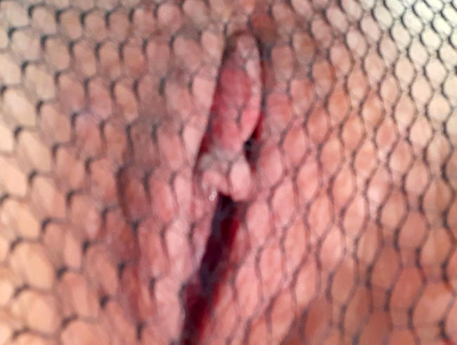 Kitzler reiben in der Fishnet Strumpfhose