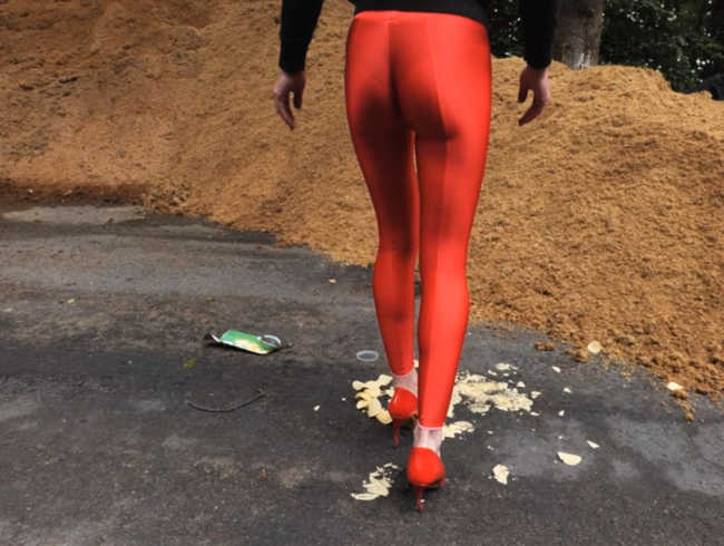 Crushing – Chips crushing in roter Leggings und roten kaputten Heels