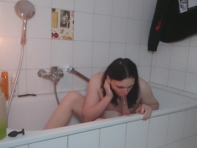 Goth Girl masturbiert in der Badewanne mit Dildo, Buttplug und Spritze!!