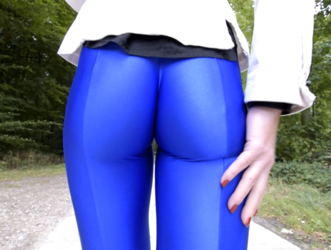 blaue Leggings, geiler Arsch und Cameltoe – der Waldweg