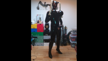 latexgirly mit dicken blonden zöpfen spritzt ab