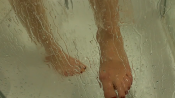 Duschen in Plastik Teil 2  – für meine Fussfreunde – Nahaufnahmen meiner Füße
