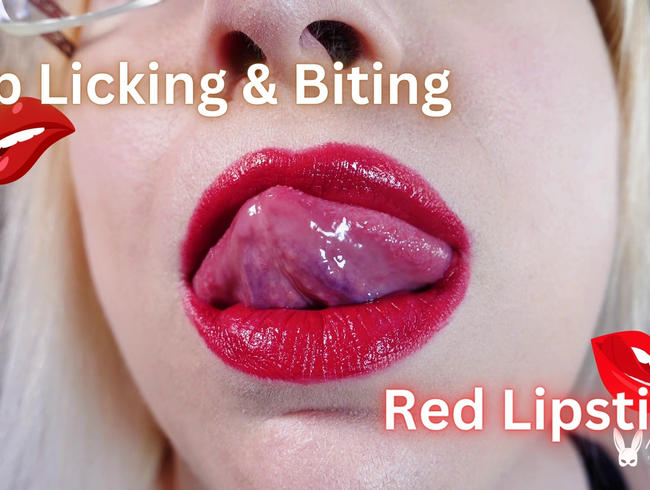 Lippen lecken und beißen mit rotem Lippenstift